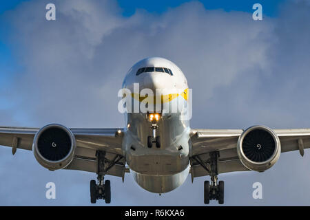 Londra, Inghilterra - Novembre 2018: Testa sulla vista di un Jet Airways Boeing 777 aereo di linea circa di atterrare all'Aeroporto di Londra Heathrow. Foto Stock