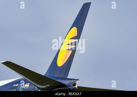 Londra, Inghilterra - Novembre 2018: pinna di coda di un Jet Airways Boeing 777 aereo di linea a Londra Heathrow Airport. Foto Stock