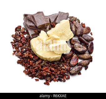 Prodotti a base di cacao (fagioli, naselli, cioccolato, burro) isolato Foto Stock