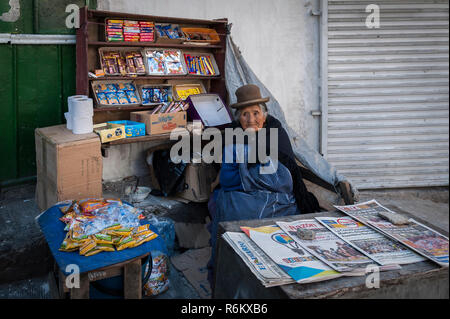 LA PAZ, BOLIVIA - 19 agosto 2017 : Unidentified street donna venditore a vendere giornali e un po' di cibo sulla bancarella di strada nel mercato delle Streghe al Mercado de las Foto Stock