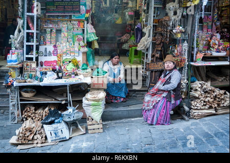 LA PAZ, BOLIVIA - 19 agosto 2017 : Unidentified street donna fornitore offerte di vendita, souvenir, nel mercato delle Streghe (Mercado de las Brujas) a La Paz Foto Stock