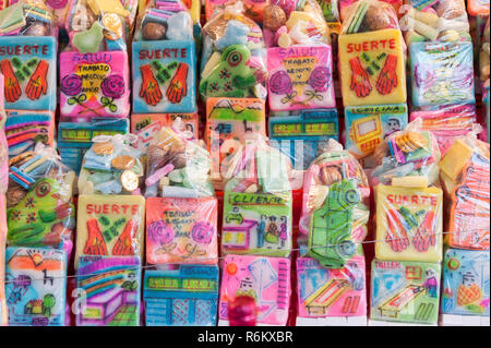 Colorate e dolciari offre in streghe' MERCATO (Mercado de las Brujas) a La Paz, Bolivia - America del Sud Foto Stock