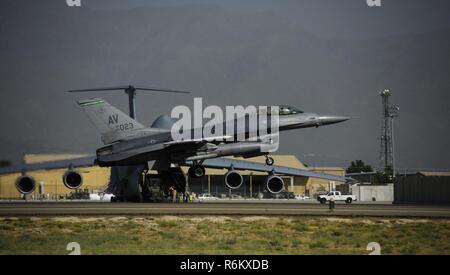 Un F-16 Fighting Falcon, pilotato da Brig. Gen. Jim Sears, decolla da Bagram Airfield, Afghanistan, 22 maggio 2017. Sears ha servito come comandante della 455th Air Expeditionary Wing per gli ultimi dodici mesi e presto partiranno in Afghanistan per continuare il suo Air Force carriera. Durante il volo, Sears pattugliato i cieli con il suo wingman, impegnando nemico forze di terra da sopra per supportare la coalizione e truppe afghane. Foto Stock