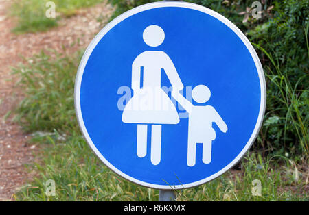 Segno o simbolo per i pedoni. Avvertenza cartello stradale del cartello azzurro baby di prestare la massima attenzione quando attraversate la strada a piedi il simbolo. Segno di traffico con i pedoni. Foto Stock