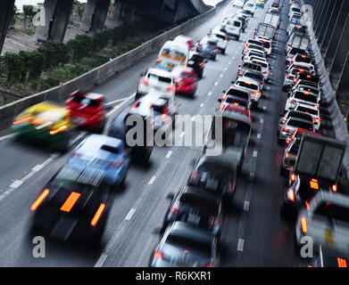 Accesso controllato in autostrada Bangkok durante le ore di punta Foto Stock