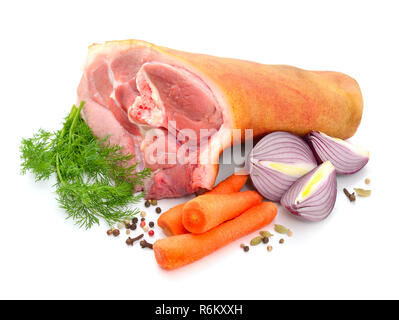 Materie Eisbein o garretto, o Schweinshax. Isolato su sfondo bianco. Foto Stock