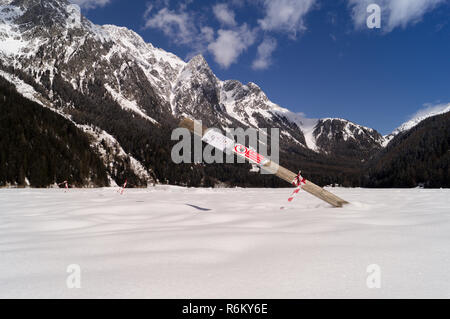 Segnale di avvertimento sul lago ghiacciato. Foto Stock