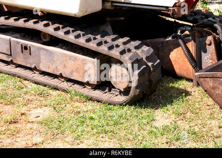 Parte di escavatore bulldozer macchina worker e trattore, closeup. Il rinnovamento nel modo. Macchine stradali al sito in costruzione. Società su strada, edificio. Foto Stock