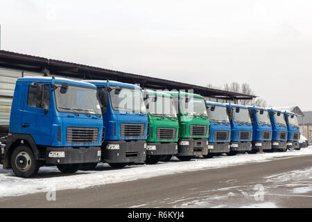 Nuova dimensione intermedia autocarri alla concessionaria parcheggio all'aperto presso l'inverno. Carrello di servizio e manutenzione. Consegna e servizio di magazzino Foto Stock