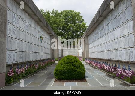 Linea di bandiere il columbarium corte 2 di Al Cimitero Nazionale di Arlington per Flags-In, Arlington, Virginia, 25 maggio 2017. Oltre 280.000 bandierine americane sono posti in corrispondenza di ciascun headstone in ANC prima del Memorial Day. Foto Stock