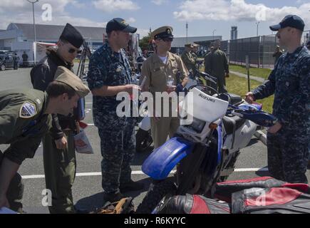 OAK HARBOR, nello Stato di Washington (25 maggio 2017) marinai ascoltare una motocicletta presentazione di sicurezza durante il 2017 Seminario di sicurezza alla Naval Air Station Whidbey Island. Il 2017 Seminario di sicurezza è parte del 101 giorni di estate consapevolezza formazione fornita in tutta la marina per prevenire i comuni pericoli per la sicurezza. Foto Stock