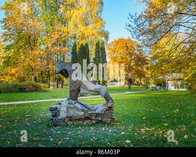 Vista del Parco in autunno con colore verde brillante, giallo arancio e foglie rosse in una giornata di sole. Foto Stock