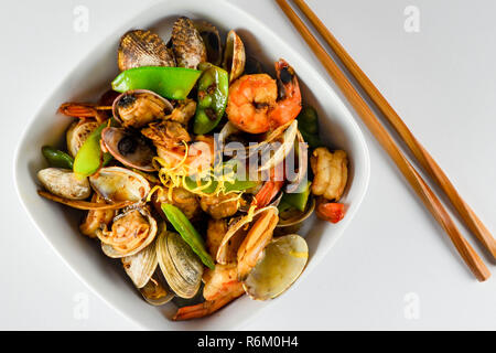 Stir-fried vongole e gamberi in cinese di fagiolo nero e salsa di agrumi. Foto Stock