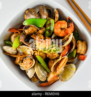 Stir-fried vongole e gamberi in cinese di fagiolo nero e salsa di agrumi. Foto Stock