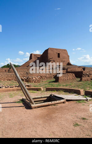 Pueblo missione (fondo), Kiva (in primo piano), Pecos National Historic Park, New Mexico, NEGLI STATI UNITI Foto Stock