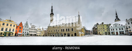 Paesaggio panoramico con il Palazzo Comunale e le case di Raekoja square in inverno nevoso giorno. Tallinn, Estonia Foto Stock