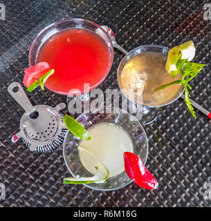 Un assortimento di cocktail finito durante 'Crea un Cocktail' concorrenza a Mount Gay distillery a Bridgetown, Barbados Foto Stock