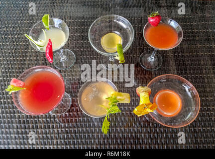 Un assortimento di cocktail finito durante 'Crea un Cocktail' concorrenza a Mount Gay distillery a Bridgetown, Barbados Foto Stock