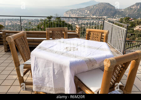 Preparati per la tavola di cena sulla terrazza che si affaccia sulla baia di Napoli e del Vesuvio. Sorrento. Italia Foto Stock