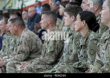 I membri dello staff di USARCENT situato a Camp Arifjan, Kuwait, ascoltare il Mag. Gen. Terrence McKenrick, il vice Comandante generale degli Stati Uniti Esercito centrale, durante una breve descrizione di benvenuto, 26 maggio. McKenrick ha parlato dell'importanza dell'unità, la costruzione di capacità del partner e una comunicazione efficace con le coorti situato a U.S. Esercito la sede centrale presso Shaw Air Force Base, Carolina del Sud. Foto Stock