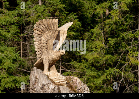 Grande aquila in legno statua Foto Stock