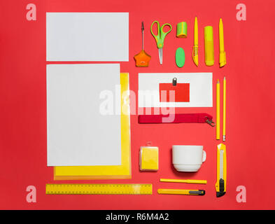 Mock-up modello di business con le carte, carta, penna. sfondo rosso. Foto Stock