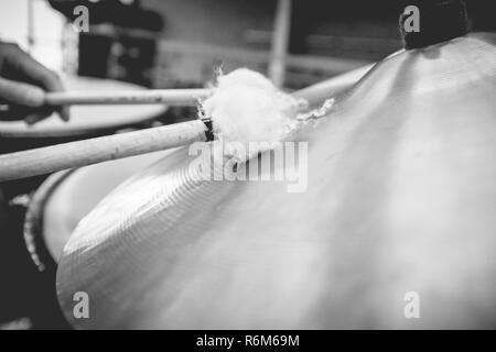 Musicista riproduce i cembali di un timpano con coscia Foto Stock