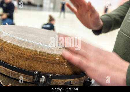Vista dettagliata del musicista mani playing djembe tamburo durante una performance Foto Stock