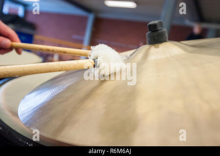 Musicista riproduce i cembali di un timpano con coscia Foto Stock