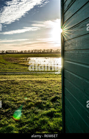 Vintage tradizionale cottage di legno nel tipico paesaggio dei polder olandesi sulla ex unesco isola di Shokkland in Flevoland Foto Stock