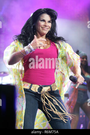 Olga Tanon esegue in concerto presso la American Airlines Arena di Miami il 4 settembre 2008. Foto Stock