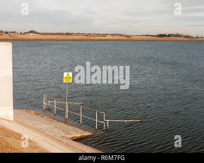 Attenzione gialla acqua profonda segno struttura sommersa riserva naturale essex England Regno Unito Foto Stock