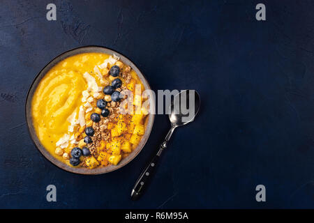 Vista superiore del frullato di mango ciotola con frutti Foto Stock