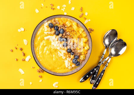 Vista superiore del frullato di mango ciotola con frutti Foto Stock