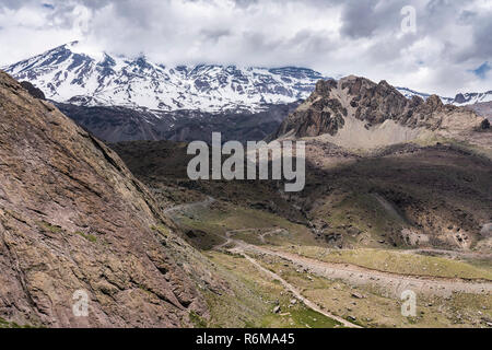 Andes valli all'interno di centro Cile a Cajon del Maipo, Santiago de Chile, splendide viste sulle montagne e ghiacciai un luogo perfetto per escursioni Foto Stock