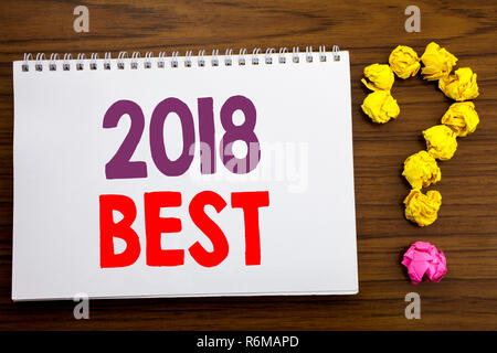 Mano concettuale di scrittura ispirazione didascalia che mostra 2018 Migliore. Il concetto di business per scelta recensione scritta su notepad nota la carta sullo sfondo di legno con un punto interrogativo. Foto Stock