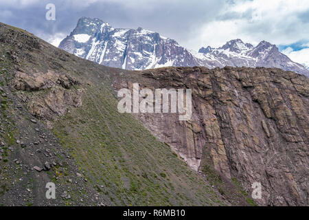 Andes valli all'interno di centro Cile a Cajon del Maipo, Santiago de Chile, splendide viste sulle montagne e ghiacciai un luogo perfetto per escursioni Foto Stock
