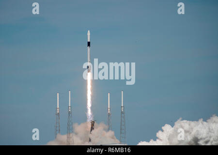 La SpaceX Falcon 9 rocket CRS-16 solleva from Space Launch Complex 40 sul dicembre 5, 2018 a Cape Canaveral Air Station, Fla. CRS-16, un carico di rimbocco missione alla stazione spaziale internazionale, portati più di 5.600 libbre di forniture per la ISS, compresi 250 ricerca e progetti scientifici. (U.S. Air Force foto di Airman 1. Classe Zoe Thacker) Foto Stock