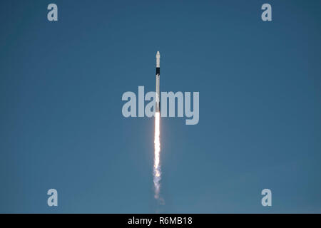 La SpaceX Falcon 9 rocket CRS-16 solleva from Space Launch Complex 40 sul dicembre 5, 2018 a Cape Canaveral Air Station, Fla. CRS-16, un carico di rimbocco missione alla stazione spaziale internazionale, portati più di 5.600 libbre di forniture per la ISS, compresi 250 ricerca e progetti scientifici. (U.S. Air Force foto di Airman 1. Classe Zoe Thacker) Foto Stock