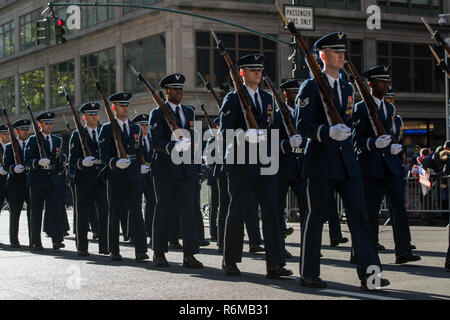 Stati Uniti Avieri con la Forza Aerea Guardia d'onore marzo nel 2018 veterani parata del giorno nella città di New York, N.Y., nov. 11, 2018. Ogni anno ospita N.Y.C. degli Stati Uniti di veterani del più grande evento della durata di un giorno. Con circa 25.000 i partecipanti si è tenuto a onorare il servizio dei nostri veterani e a salutare il nostro attualmente servendo militari. (U.S. Air Force photo by Staff Sgt. Sean M. Evans) Foto Stock