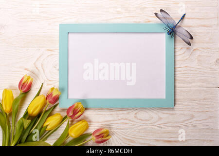 Foglio bianco e tulipani. Foto Stock