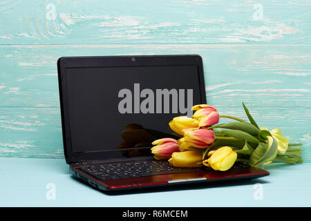 Fiori freschi e laptop. Foto Stock