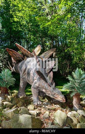 Dinosauri preistorici stegosaurus nella natura Foto Stock