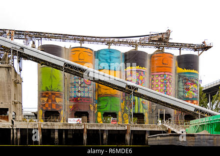 Silos colorati su Granville Island, Vancouver, B.C., Canada Foto Stock