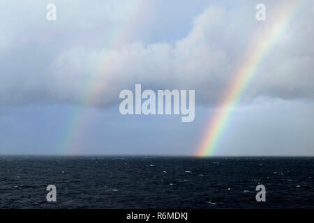 Arcobaleno nel mar dei Caraibi in alto mare Foto Stock