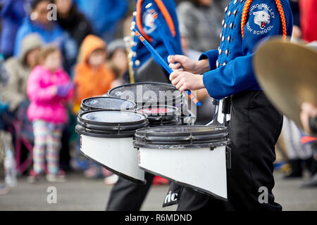 Prescott, Arizona, Stati Uniti d'America - 1 Dicembre 2018: il batterista in Chino Valley High School Marching Band che partecipano in parata natalizia Foto Stock