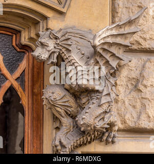 Torino, Italia - Dragon vittoria sulla facciata del palazzo Foto Stock