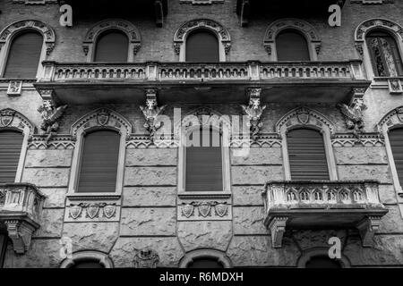 Torino, Italia - Dragon vittoria sulla facciata del palazzo Foto Stock