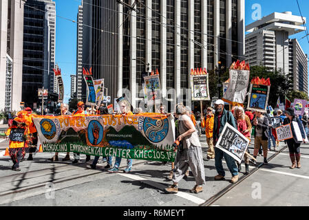 San Francisco, California, Stati Uniti d'America. 8 Settembre, 2018. Migliaia di fedeli in San Francisco in origine per il clima rally e marzo in anticipo del Global Climate Action Summit che si terrà vi Settembre 12 a 14. Il Mendocino centro ambientale porta un grande striscione la promozione di energia solare ed eolica e molti segni durante il mese di marzo in basso Market Street. Foto Stock