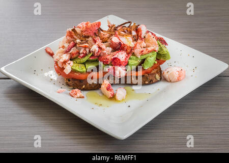 Avocado Toaste con avanzi di aragosta carne ad artiglio Foto Stock